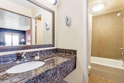 Days Inn by Wyndham Fort Lauderdale-Oakland Park Airport N image 9
